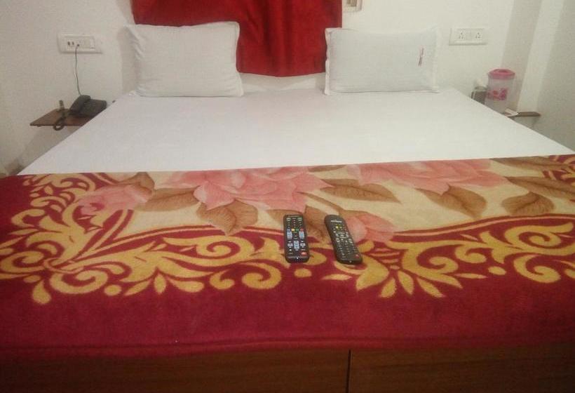 Hotel The Golden Inn 7