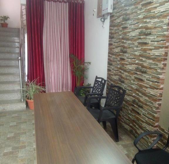 Hotel The Golden Inn 9