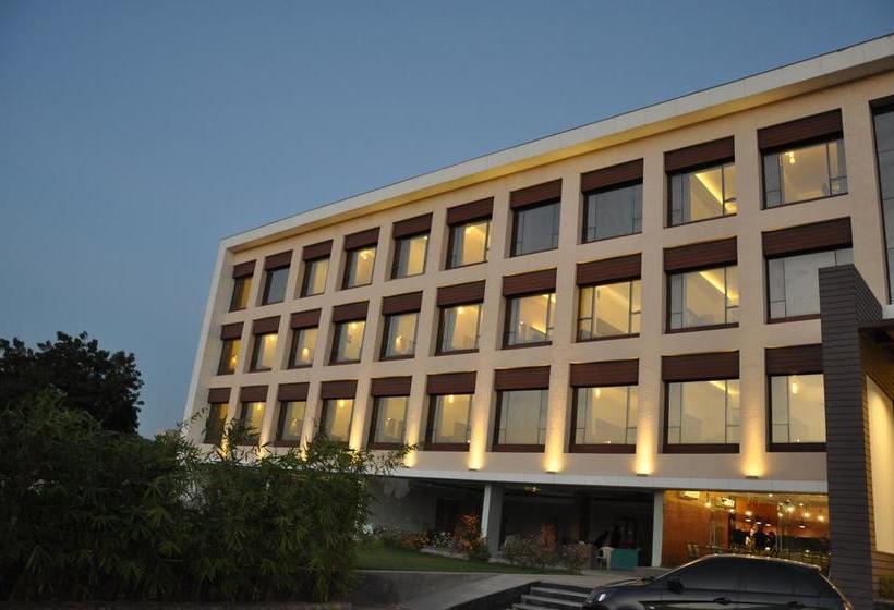 Mango Hotels Tansha Regal Vadodara Maharashtra