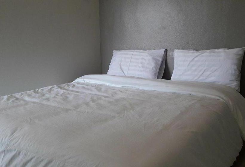 Hostel Baan Sanaam Klang 1