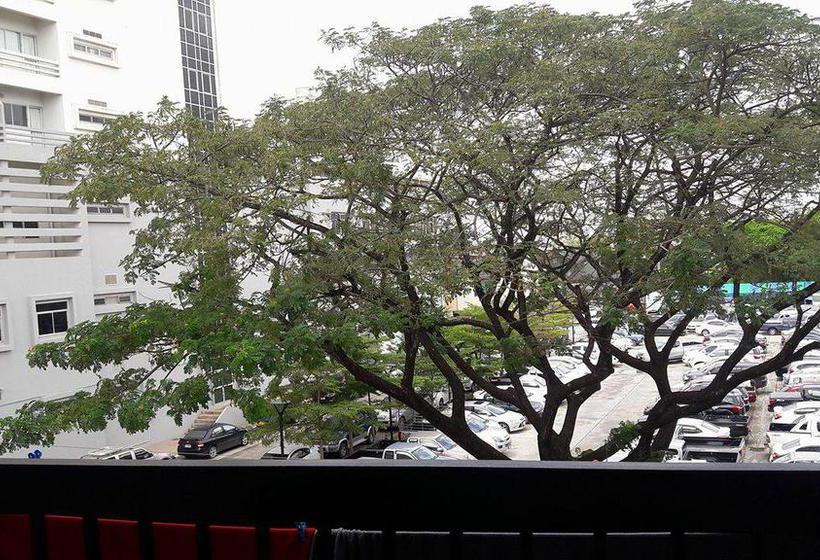 Hostel Baan Sanaam Klang 2