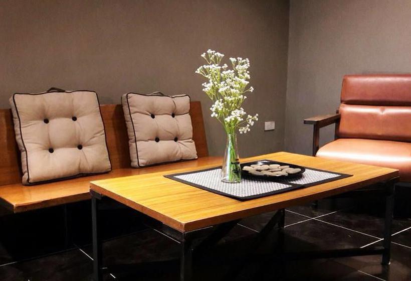 Hostel Baan Sanaam Klang 7