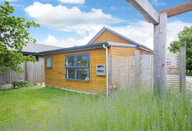 Bed and Breakfast Stylish Mountain View Cottage