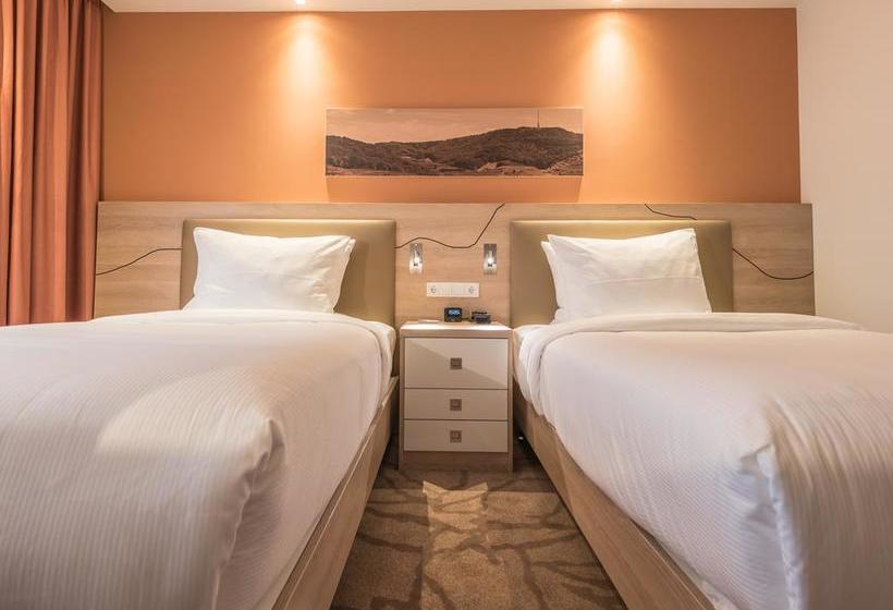 Hotel Hampton by Hilton Freiburg 4