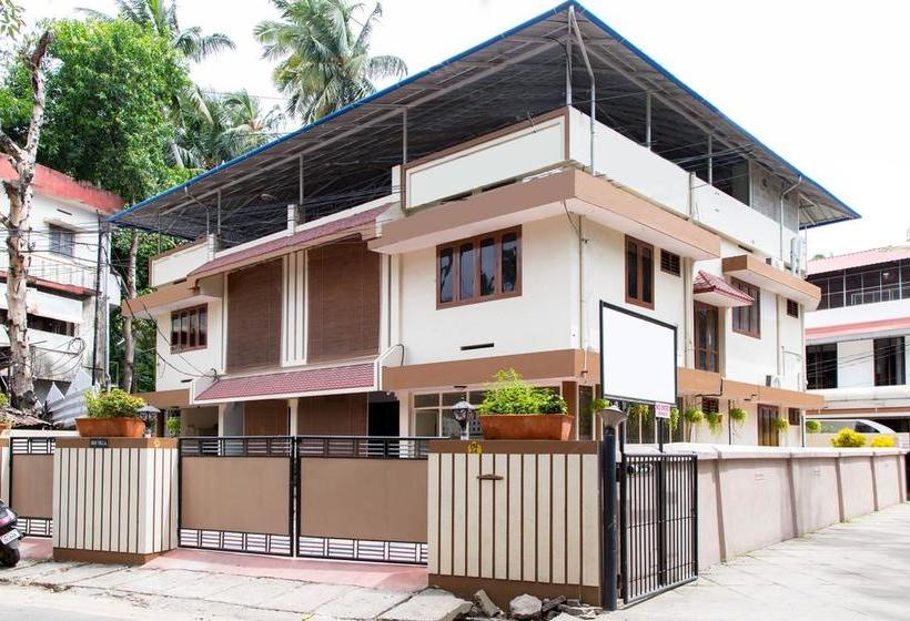 Hotel Oyo Rooms Petttah Railway Station Kerala