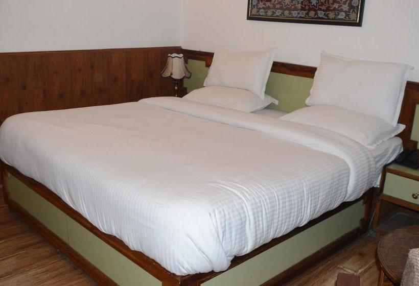 Standard Hotel And Resturant 7