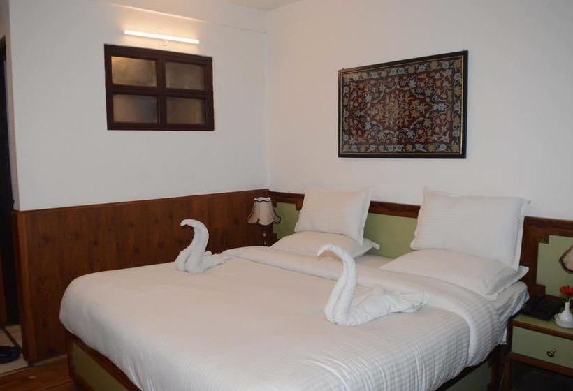 Standard Hotel And Resturant 8