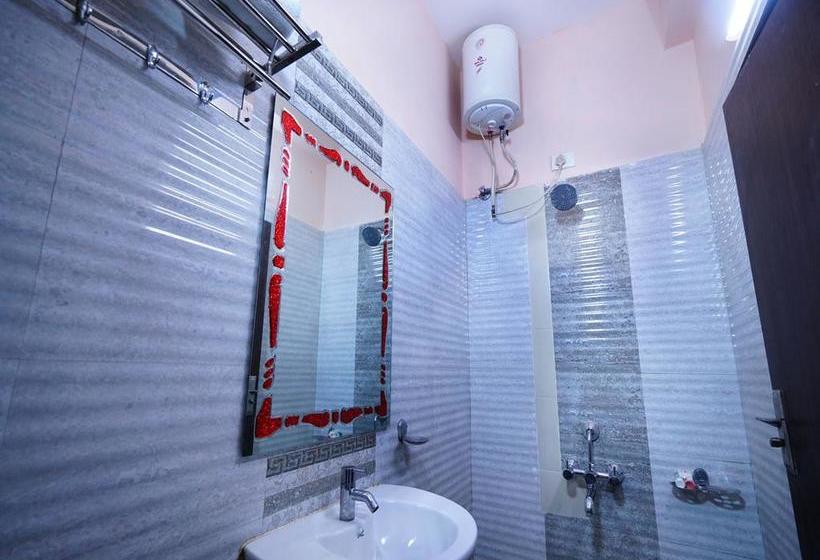 Hotel Oyo Rooms 047 Evergreen Chowk Near Shastri Market 19