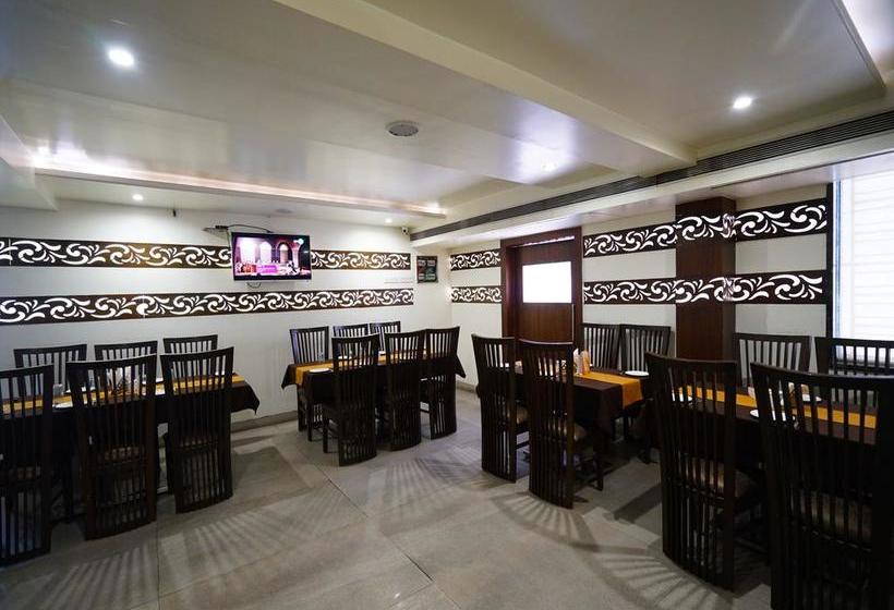 Hotel Oyo Rooms 047 Evergreen Chowk Near Shastri Market 4