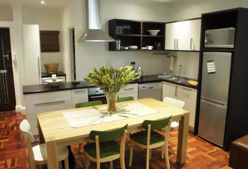 Hotel Connemara Court