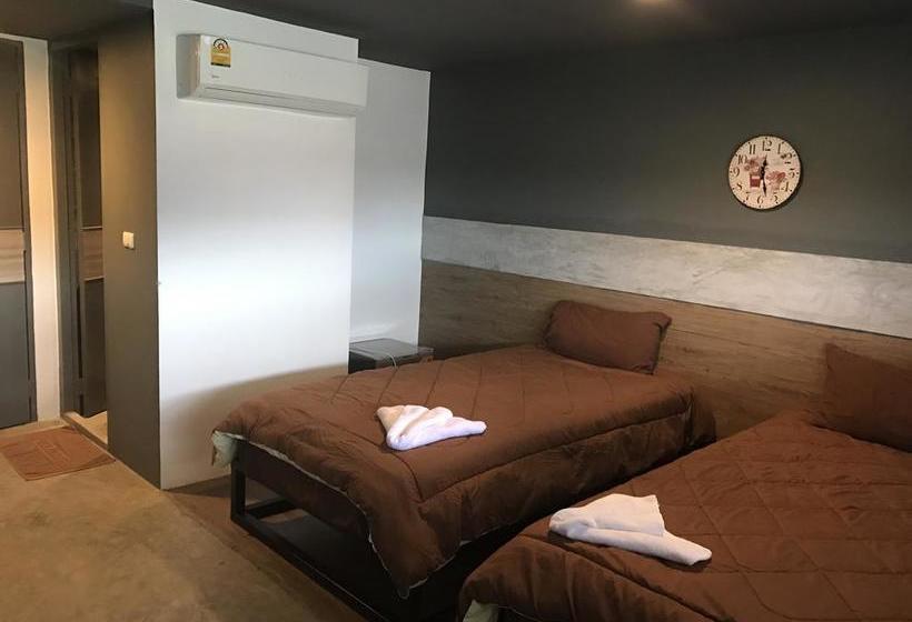 Hotel Takuapa Station 2