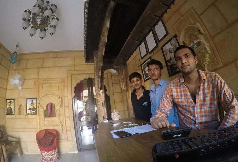 Jaisalmer Hostel Crowd 1