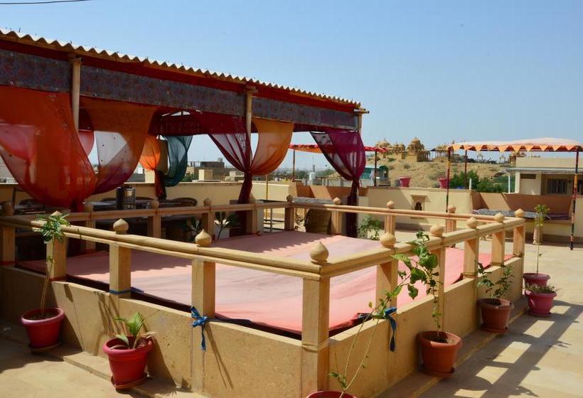 Jaisalmer Hostel Crowd 10