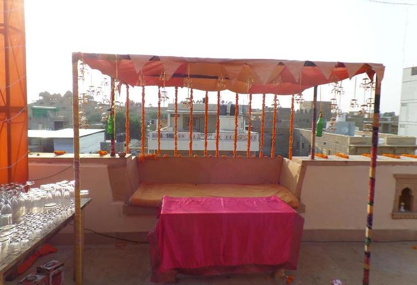 Jaisalmer Hostel Crowd 11