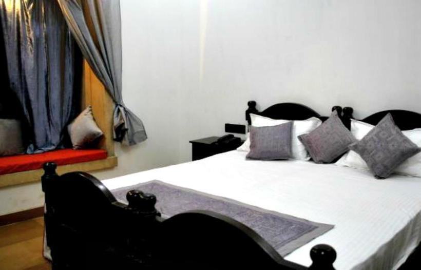 Jaisalmer Hostel Crowd 4