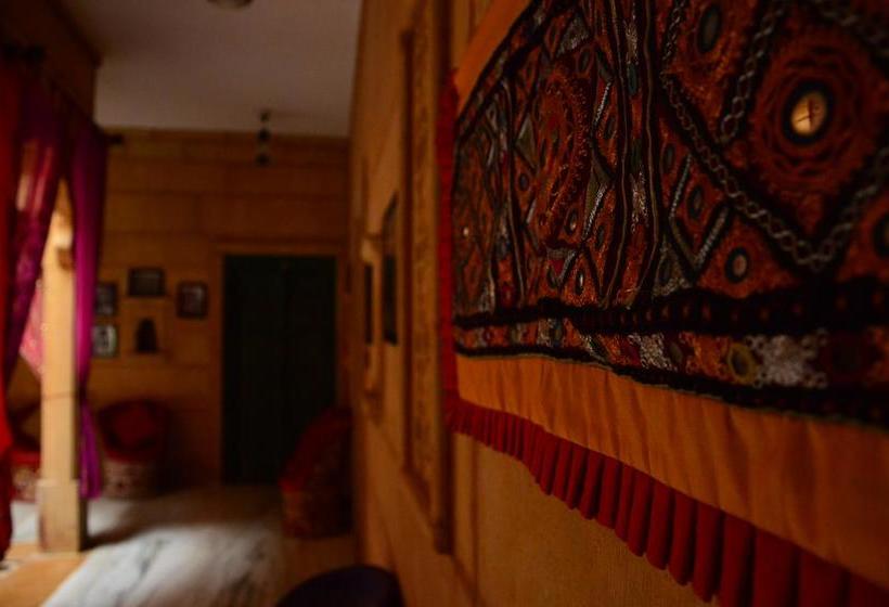 Jaisalmer Hostel Crowd 5