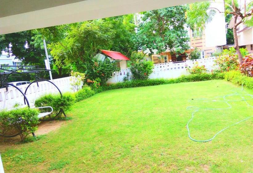 Bed and Breakfast Antra Hospitality Bodakdev Thaltej 4