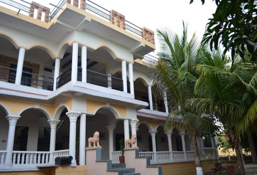 Resort Gir Lions Paw