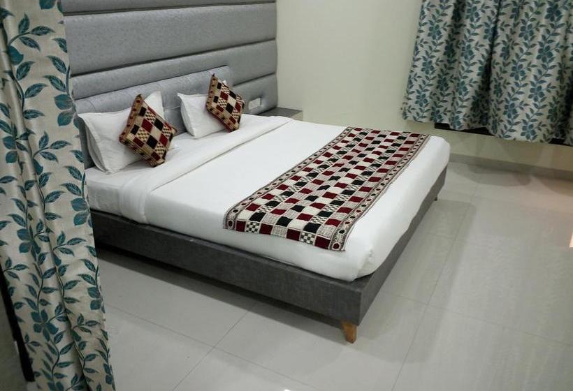 Hotel Casa Green Shirdi 18