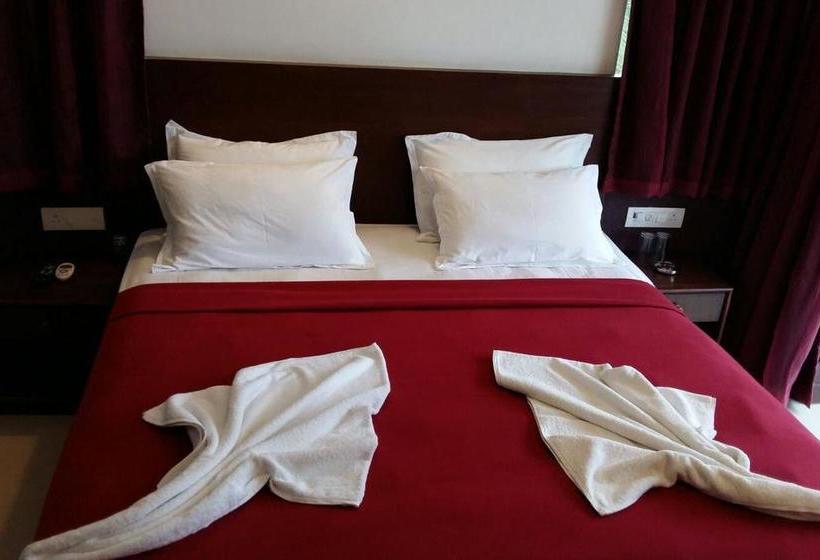 Hotel The Gulmohar Resort 12