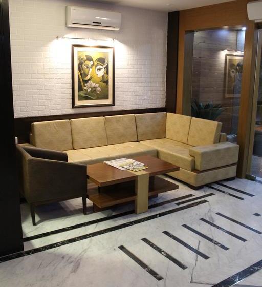 Hotel Dhauladhar Heights 11