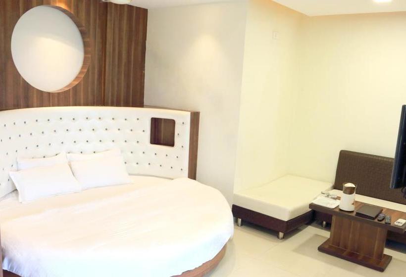 Hotel Sudarshan City Walk 8