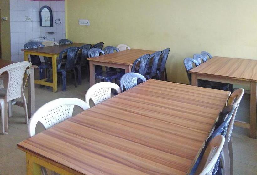 Hotel Oyo Rooms Near Pujari Asharam 6