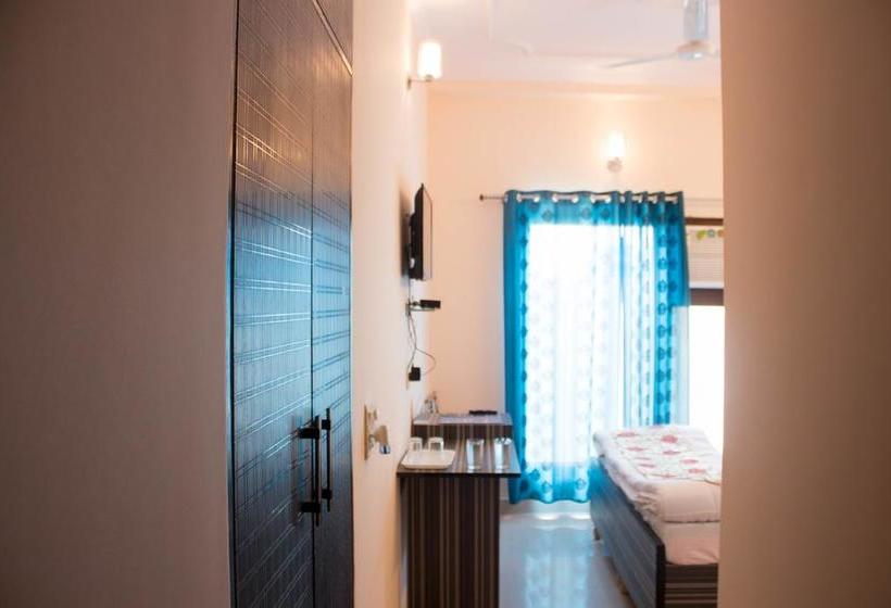 Hotel Oyo Rooms Toy City Greater Noida 16