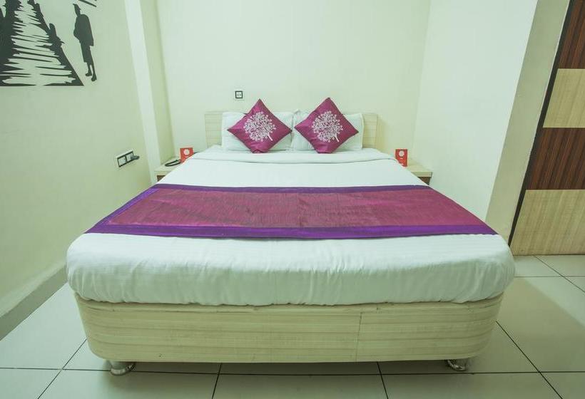Hotel Oyo 4042 Madhumilan Square 12
