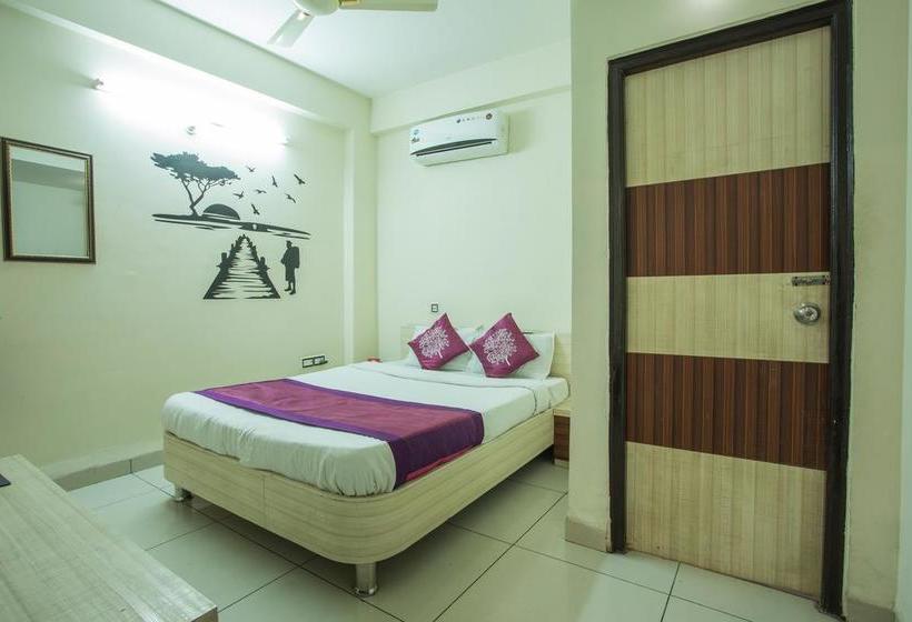 Hotel Oyo 4042 Madhumilan Square 16