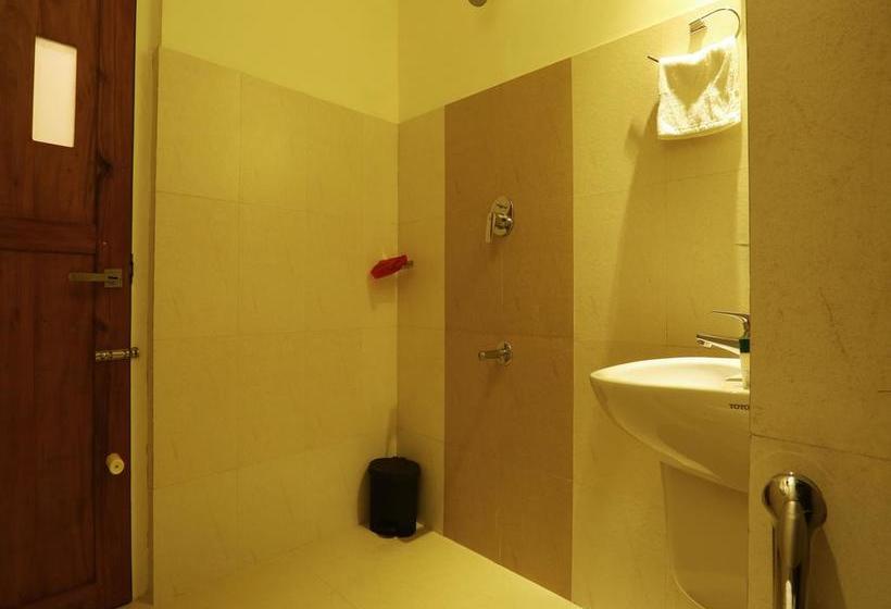 Hotel Oyo Rooms Main Road Sulthan Bathery Chungham Junction 13