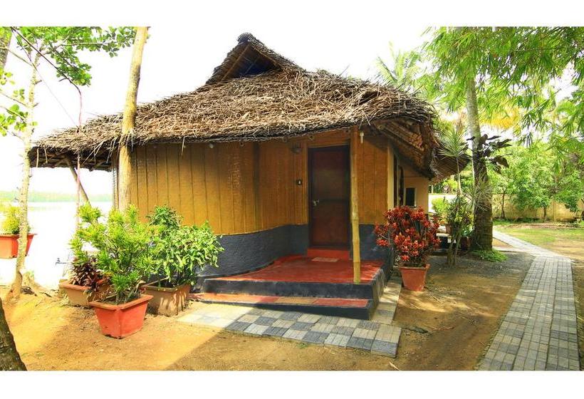 Kadalkkara Lake Resort 15