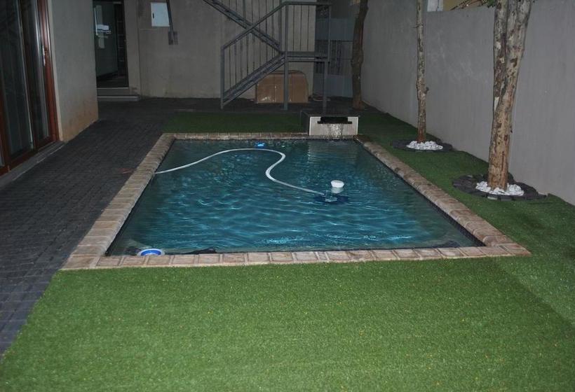 Hotel The Pillows Suite 8