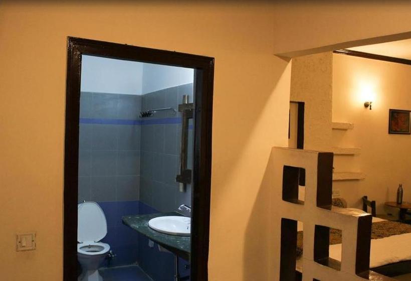 Kanwhizz Hum Tum Resort 1