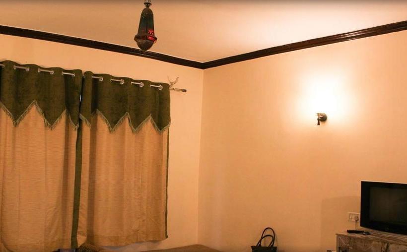 Kanwhizz Hum Tum Resort 2