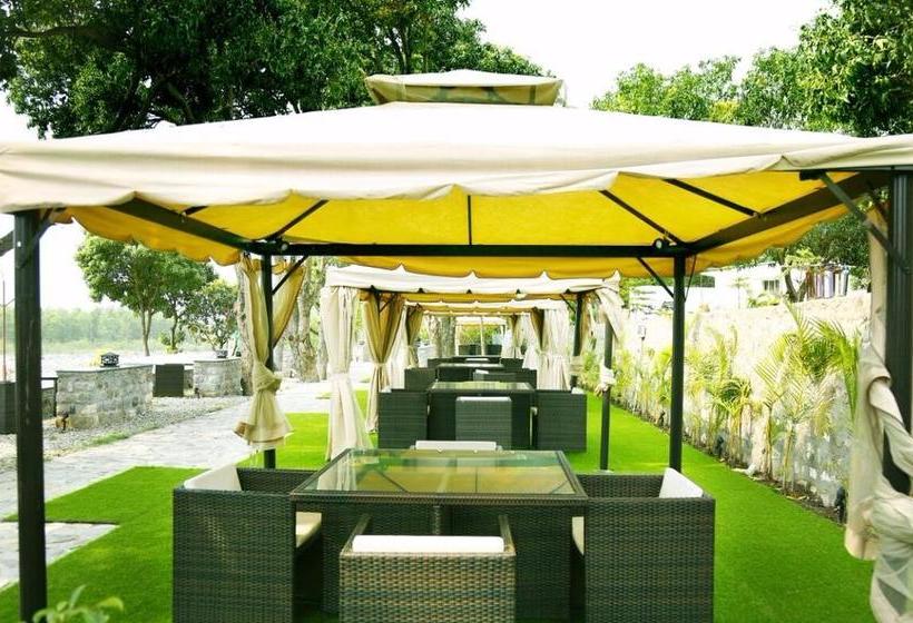 Kanwhizz Hum Tum Resort 5