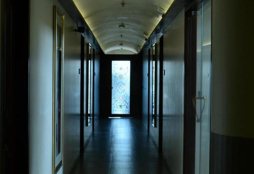 Hotel Oyo Premium Nh 8 Dahisar Mumbai 9