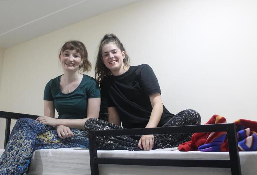 Bedweiser Backpackers Hostel 18