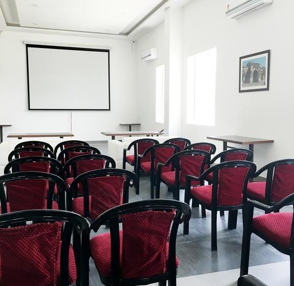 Adhunik Hotel Neemrana 11