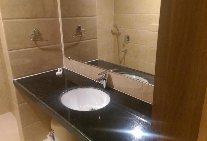 Hotel The Premier 10