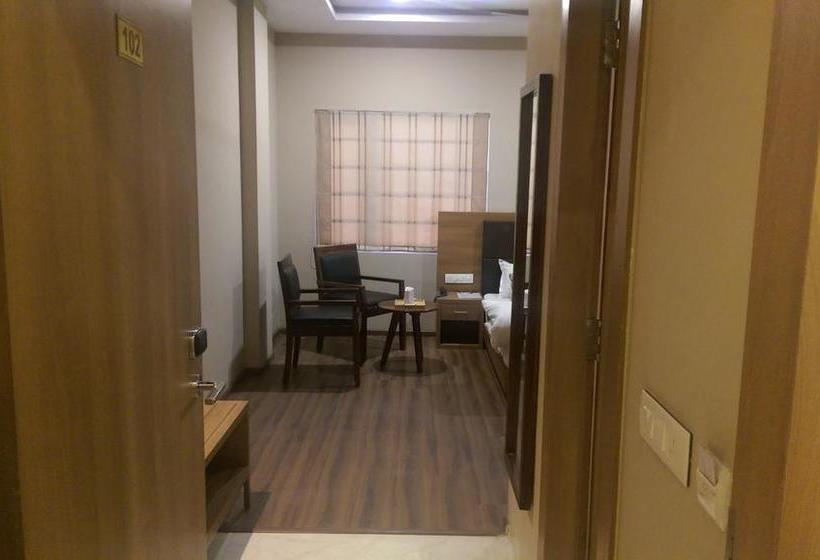 Hotel The Premier 11