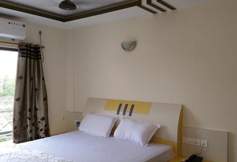 Hotel Shantikunja 11