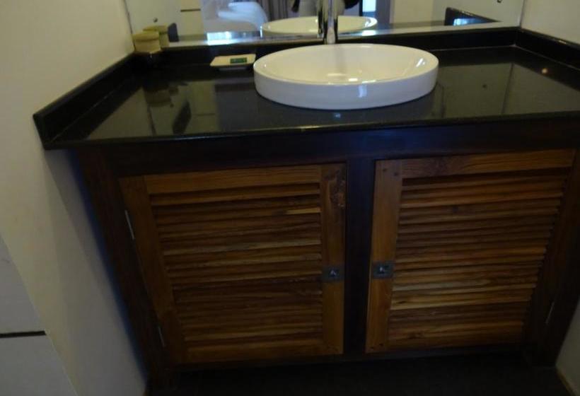 Dunhill Beach Resort 13