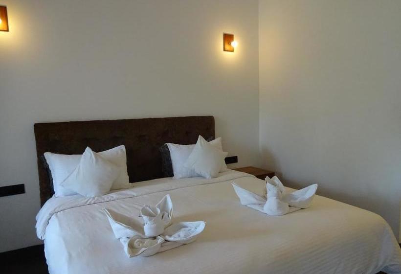 Dunhill Beach Resort 18