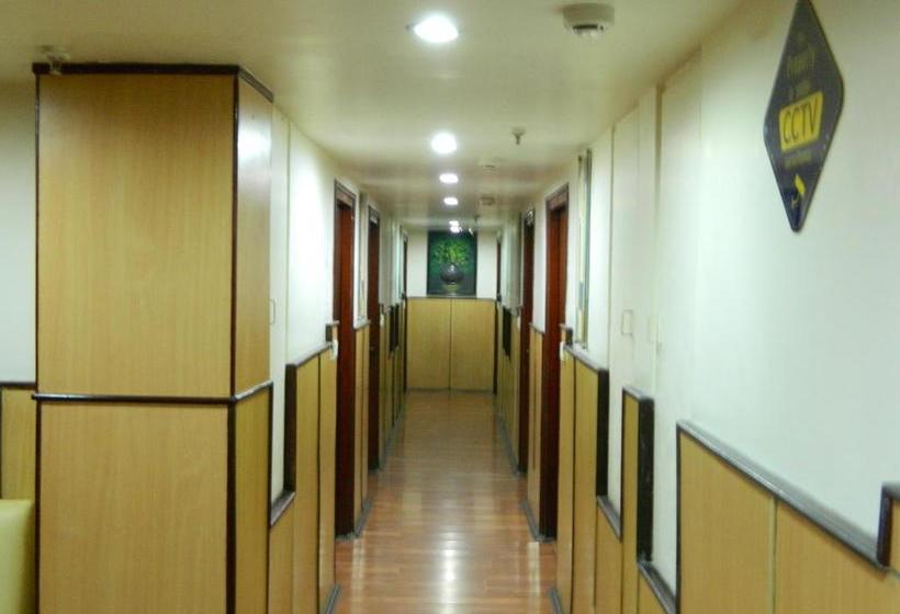 Hotel Oyo Premium Sadar Market Nagpur 13