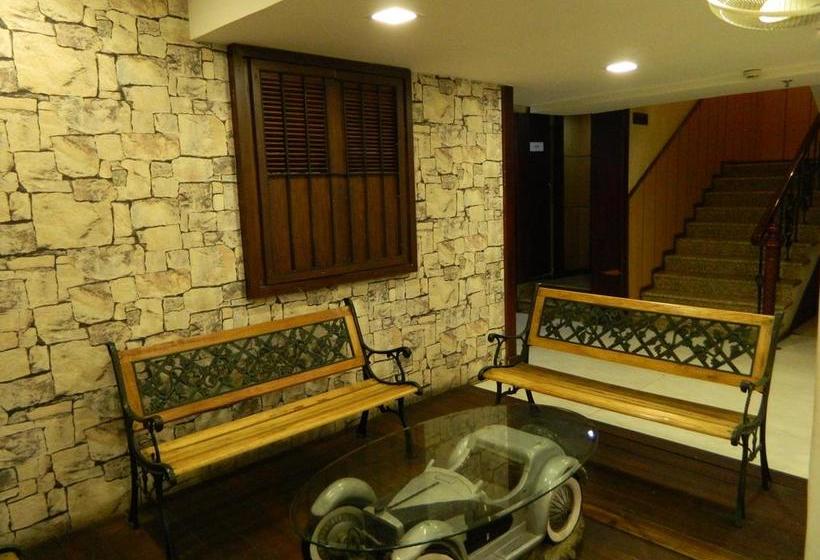 Hotel Oyo Premium Sadar Market Nagpur 17