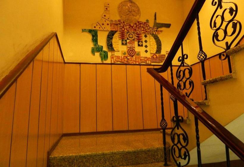 Hotel Oyo Premium Sadar Market Nagpur 18