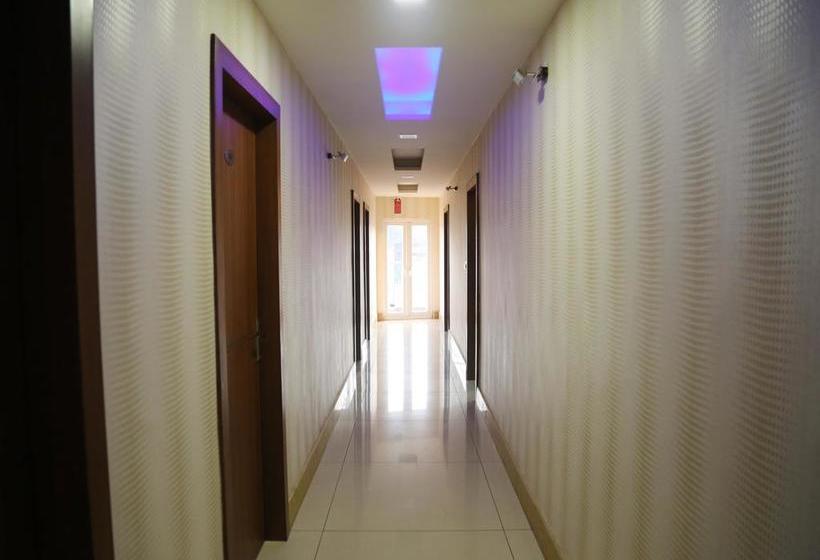 Hotel Oyo Rooms Model Town Market 12