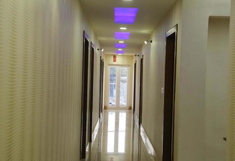 Hotel Oyo Rooms Model Town Market 13