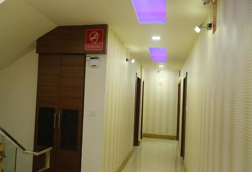 Hotel Oyo Rooms Model Town Market 14